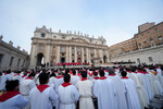 Священники стоят во время панихиды по покойному папе Бенедикту XVI на площади Святого Петра в Ватикане, 5 января 2023 года