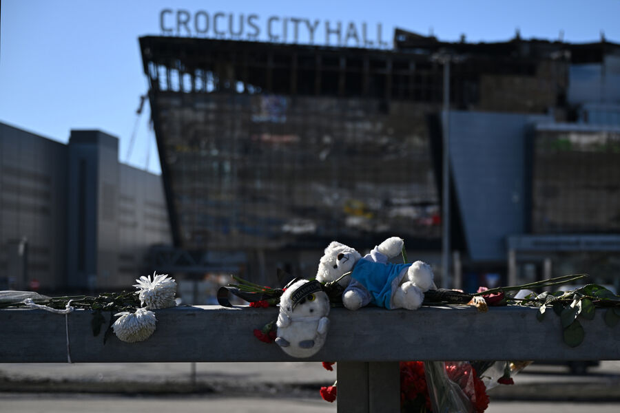 Цветы и мягкие игрушки у стихийного мемориала вдоль дороги неподалеку от здания концертного зала «Крокус Сити Холл» в память о жертвах теракта, 27 марта 2024 года