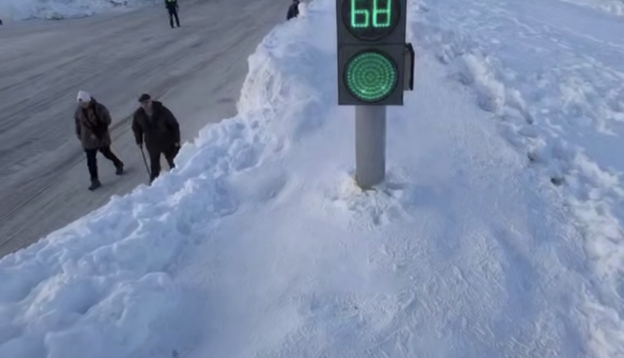 Пешеходы на Камчатке ходят по снегу на уровне дорожных знаков