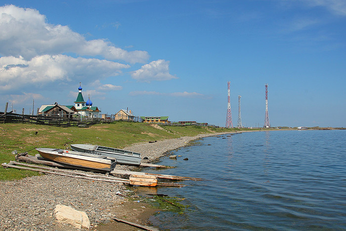 У озера Байкал в поселке Листвянка