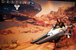Девушка позирует для фотографии на стенде видеоигры «Destiny» от компании Sony на выставке Gamescom в Кельне
