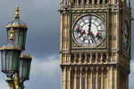 Верхолазы спускаются на одну из сторон Биг-Бена в Лондоне для очистки и полировки циферблата часов