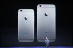 Вице-президент Apple Фил Шиллер представляет новый iPhone 6