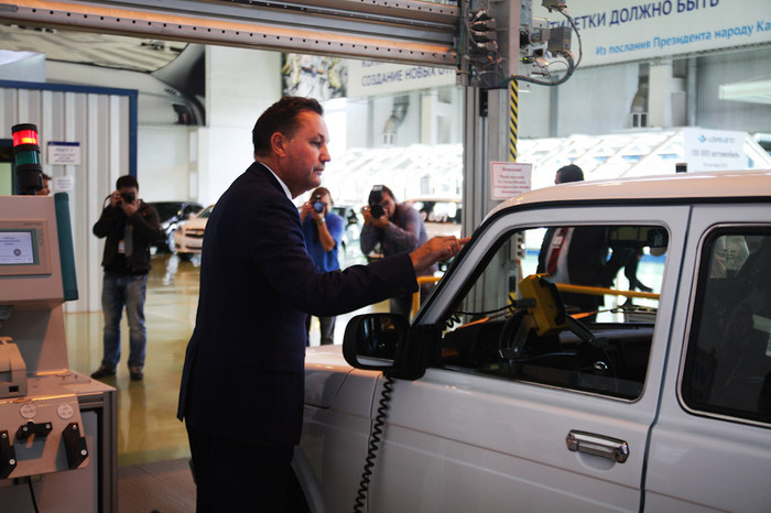 Президент &laquo;АвтоВАЗа&raquo; Бу Андерссон осматривает 100-тысячный автомобиль производства &laquo;Азия Авто&raquo;