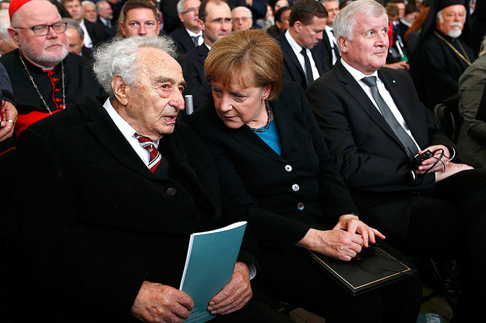 Канцлер Германии Ангела Меркель беседует с&nbsp;пережившим холокост Максом Маннхеймером 