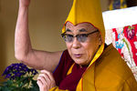 Далай-лама в церемониальной шляпе во время религиозной беседы на 15-й день тибетского Нового года в Дхарамсале, Индия, 2012