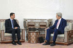 Башар Асад во время встречи с государственным секретарем США Джоном Керри
