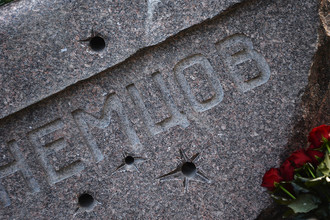 Фрагмент памятника на могиле политика Бориса Немцова на Троекуровском кладбище в Москве
