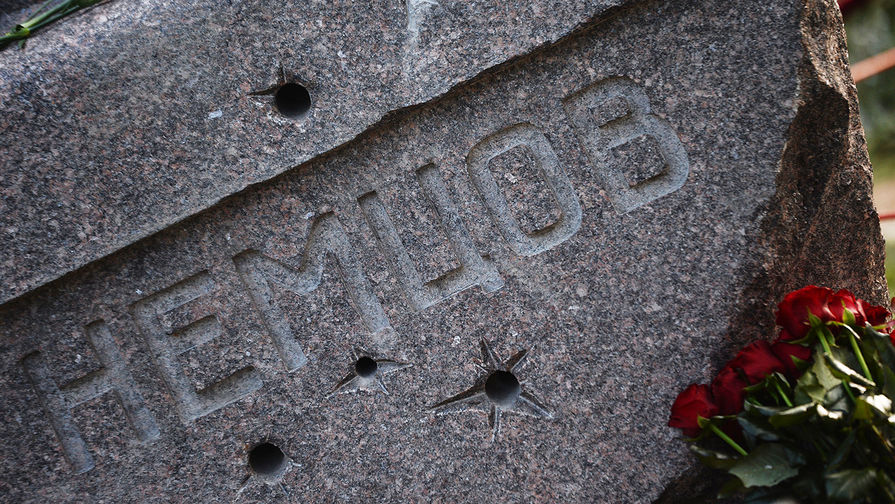 Фрагмент памятника на&nbsp;могиле политика Бориса Немцова на&nbsp;Троекуровском кладбище в&nbsp;Москве
