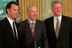 Том Хэнкс, астронавт Джеймс Ловелл и президент США Билл Клинтон в Овальном кабинете Белого дома, 1995 год