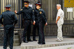 Сотрудники полиции у входа в здание генерального консульства РФ в Одессе