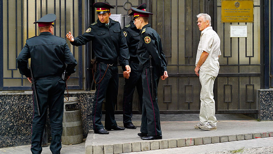 Сотрудники полиции у&nbsp;входа в&nbsp;здание генерального консульства РФ в&nbsp;Одессе