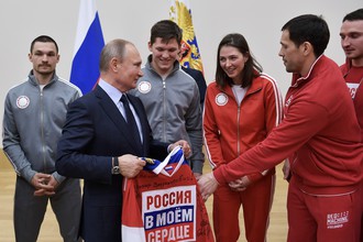 Владимир Путин с Виком Уайлдом (крайний слева), Аленой Заварзиной и Павлом Дацюком (крайний справа)