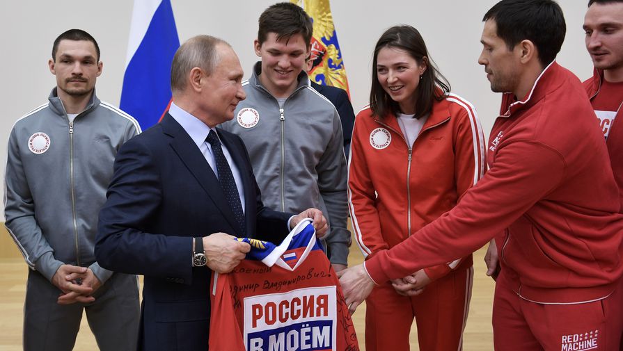 Владимир Путин с Виком Уайлдом (крайний слева), Аленой Заварзиной и Павлом Дацюком (крайний справа)