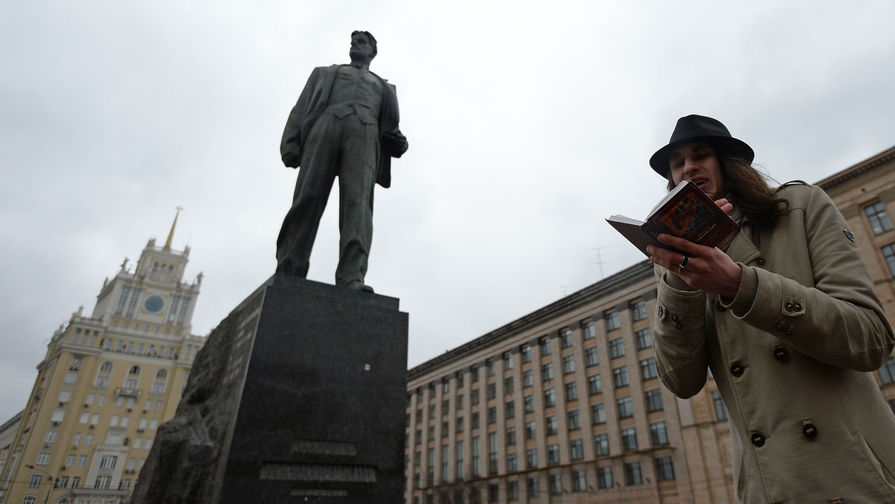 Памятник Владимиру Маяковскому на Триумфальной площади в Москве