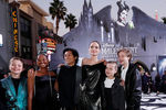 Актриса Анджелина Джоли с детьми на премьере фильма «Малефисента: Владычица тьмы» в Лос-Анджелесе