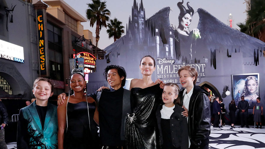 Актриса Анджелина Джоли с&nbsp;детьми на&nbsp;премьере фильма &laquo;Малефисента: Владычица тьмы&raquo; в&nbsp;Лос-Анджелесе