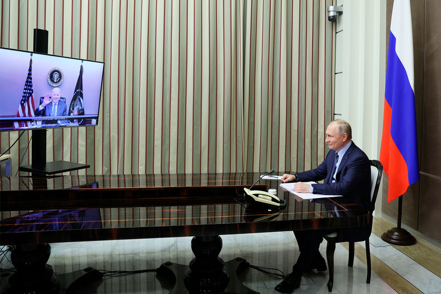 Президент РФ Владимир Путин во время переговоров с президентом США Джозефом Байденом в режиме видеоконференции, 7 декабря 2021 года