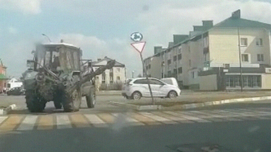 В Татарстане тракторист едва не задел голову пешехода газонокосилкой
