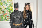 Миранда Керр и ее муж Эван Шпигель в образах женщины-кошки и Бэтмана
