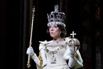 Инна Чурикова в роли Королевы Елизаветы II в сцене из спектакля «Аудиенция» в Театре Наций, 2017 год