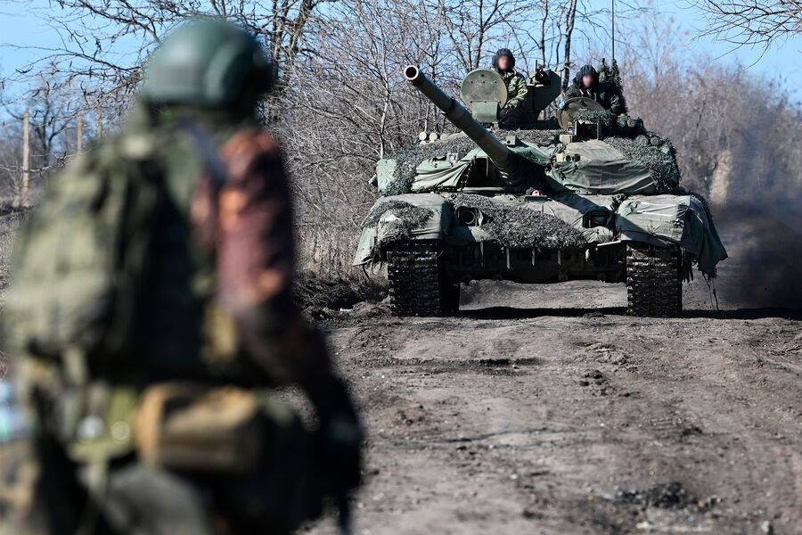 Экипаж танка Т-90М «Прорыв» на позициях в южном секторе спецоперации
