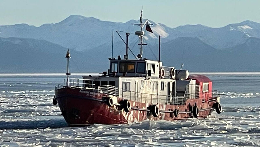 Застрявший в Охотском море танкер освободили из ледяного плена