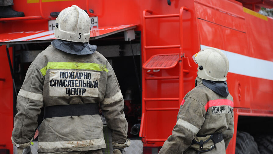 В Санкт-Петербурге пожарные тушат горящий цех с полиэтиленом