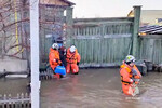 Эвакуация местных жителей из зоны подтопления в Оренбургской области, 6 апреля 2024 года