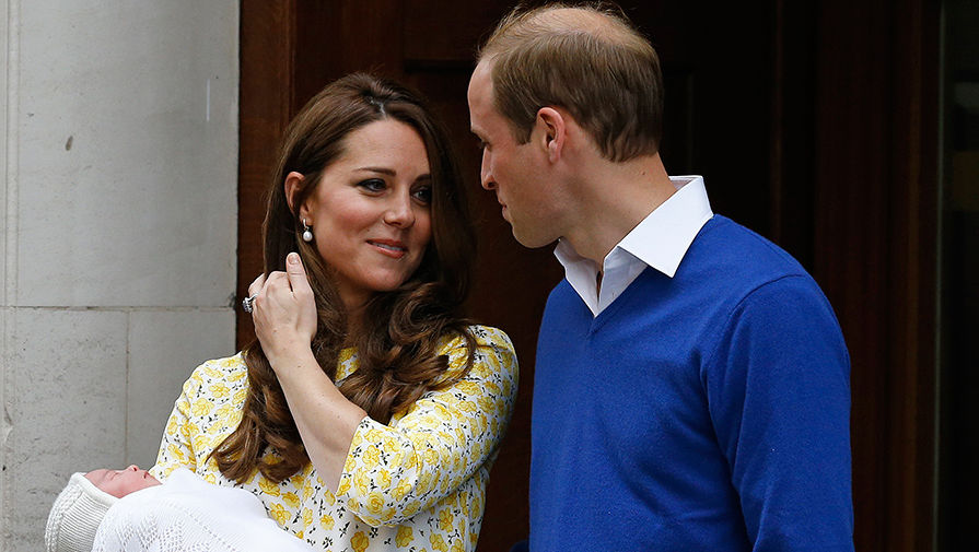 Кейт Миддлтон и принц Уильям с&nbsp;новорожденной дочерью Шарлоттой, 2015 год 