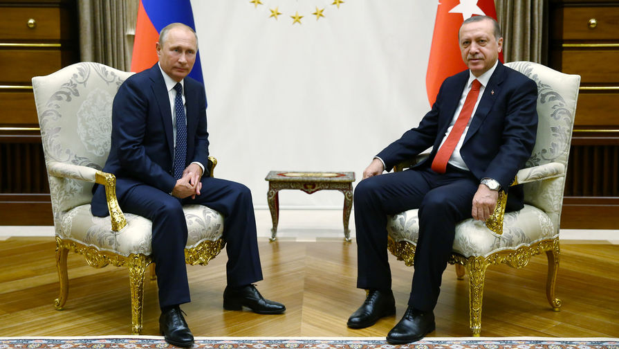 Президент РФ Владимир Путин и президент Турции Реджеп Тайип Эрдоган (справа) во время встречи во дворце президента Турецкой Республики в Анкаре