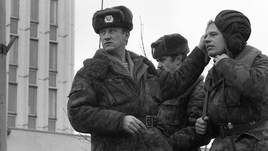 Десантники у здания Дома печати в Вильнюсе, 12 января 1991 года