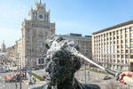 Помывка памятника Владимиру Маяковскому на Триумфальной площади, 17 апреля 2021 года