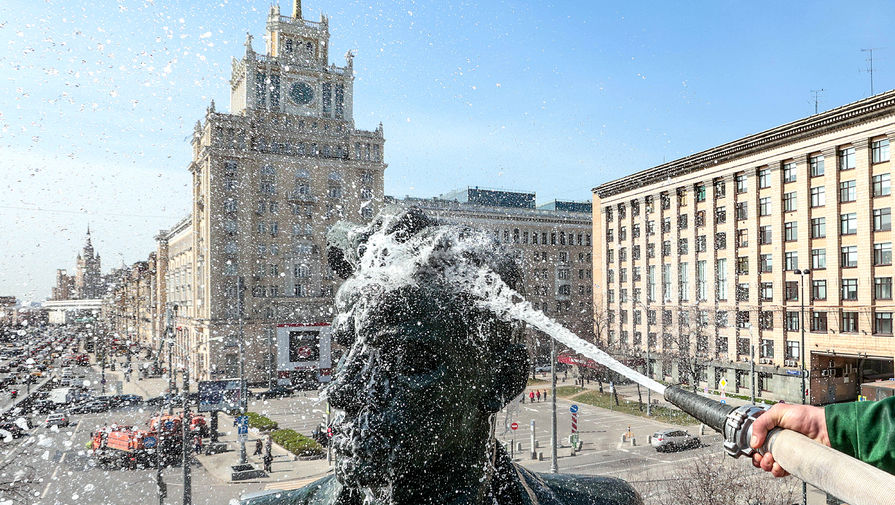 Помывка памятника Владимиру Маяковскому на Триумфальной площади, 17 апреля 2021 года