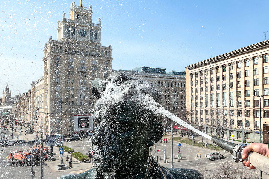 Помывка памятника Владимиру Маяковскому на&nbsp;Триумфальной площади, 17 апреля 2021 года