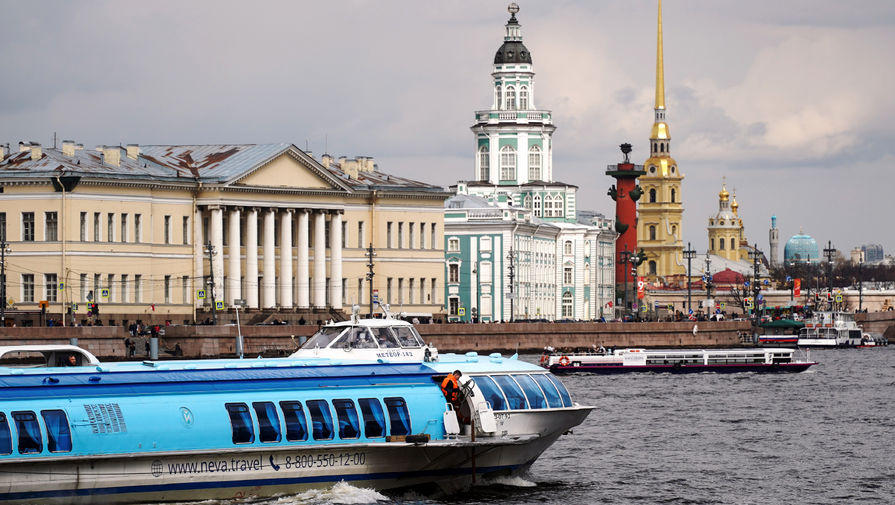 В Петербурге на реке Неве столкнулись два туристических судна
