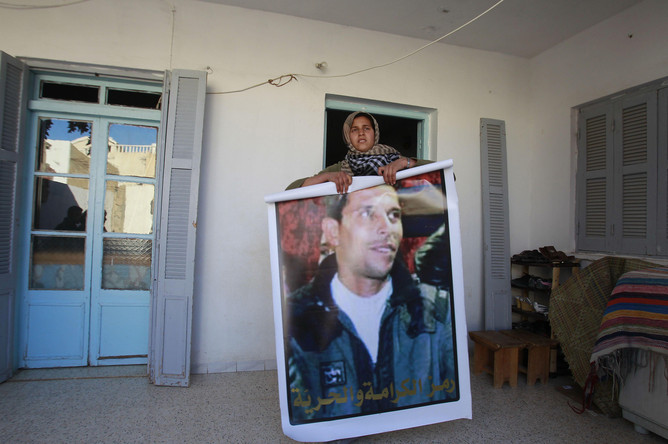 Портрет Мохаммеда Буазизи, с самосожжения которого началась революция в Тунисе