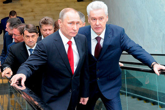 Президент России Владимир Путин и мэр Москвы Сергей Собянин (слева направо) на открытии станции «Лужники» Московского центрального кольца (МЦК)