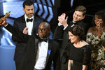 Режиссер и актеры картины «Лунный свет», которая завоевала «Оскар» в номинации «Лучший фильм»