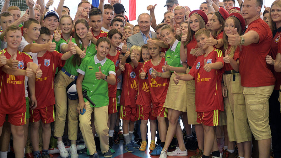 Президент России Владимир Путин во время посещения детского центра «Артек» на&nbsp;полуострове Крым, 24&nbsp;июня 2017&nbsp;года