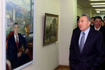 Президент Казахстана Нурсултан Назарбаев на фоне своего портрета во время визита в музей искусств в Алма-Ате, 2001 год