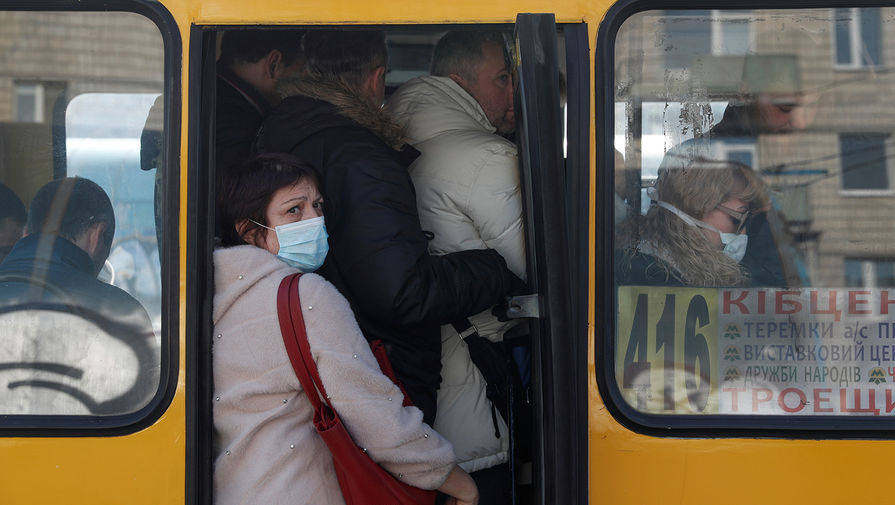 Пассажиры пытаются войти в&nbsp;маршрутку в&nbsp;одном из&nbsp;районов Киева, 18 марта 2020 года