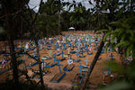 Свежие могилы на кладбище в городе Манаус, Бразилия