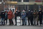 Участники акций протеста с полицейским щитом в Алматы, Казахстан, 5 января 2022 года