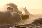 Волны во время шторма «Юнис» в порту Порткоула, Уэльс, 18 февраля 2022 года