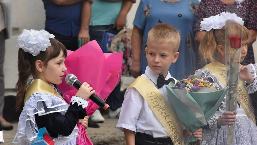 Российские военные привезли детям, потерявшим родителей в ЛНР, подарки к школе
