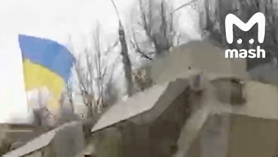 Власти Твери отреагировали на появление в городе военной техники с украинскими флагами