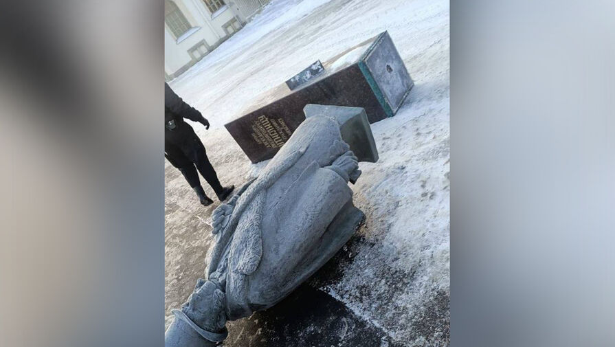 В Новом Петергофе трактор случайно снес памятник барону Штиглицу