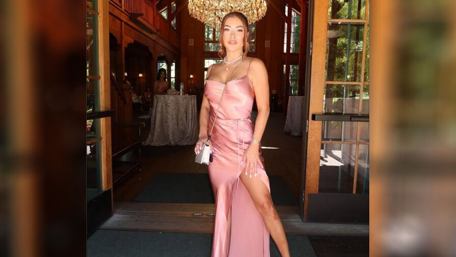 Ринг-герл выложила фото в платье с декольте