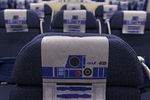 Сиденья «звездного» самолета и бумажные стаканчики повторяют рисунок, который был на дроиде R2-D2